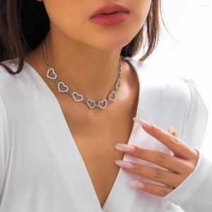 Kedjor vintage glänsande roston ihålig persika hjärtkrage halsband för kvinnor 2023 cool och enkel metall flicka mode födelsedagsmycken