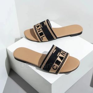 Luksusowe kapcie plażowe projektant damskiej haftowane slajdy panie letnie sandały modne muły spacerujące mody mody butów rozmiar 36-42