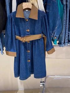 Flickaklänningar koreansk version av barnkläderflickor 'mellanlängd 2023 Autumn midja slips långärmad denim kjolklänning