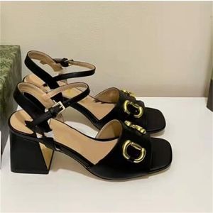 Sandali da donna Pantofole con tacco medio in vera pelle Designer Moda Donna Scarpe con tacco alto Fibbia alla caviglia Suola in gomma Ciabatte Scarpe da sposa sexy estive