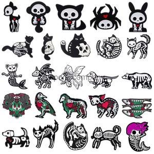 Scheletro di animali creativi Spettaio smalto gatto ragno coniglio scimmia unicorno pesce orso cravatto cranio badge cranio badge punk pins gioielli