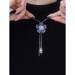 Blaue, mit Diamanten verzierte Blumen-Quasten-Pullover-Ketten-Halskette für modische, zeichnbare lange Kleidungsaccessoires für Damen im Herbst und Winter