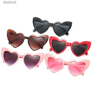 Óculos de sol Óculos de sol em forma de coração Proteção UV400 Retro Moda Mulheres amam óculos de sol Clear Lens Clear feminino Glassl231219