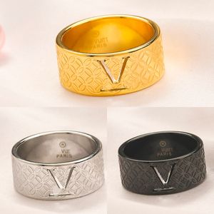 Never Fade Luxurys Designer-Ring mit Reliefmuster für Damen, 18 Karat vergoldet, modische Ringe aus Edelstahl mit graviertem Buchstabenmuster, Größe 6–9 im Großhandel