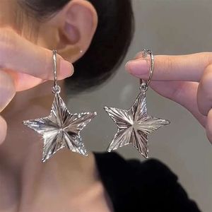 Metal Style Sier Five Pointed Star med en nischdesignkänsla, avancerad och överdriven personlighet. Kvinna 2023 Nya örhängen