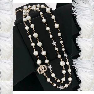 Designer halsband 2024 Fashion Long Pendant Halsband Klassiska stilsträngar strängar Elegant Pearl Chain Letter Double Layer Sweater Smycken