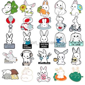 Śliczny królik emalia broszka marchewkowa Rabbion Rower Balon Read Book SHARDE SKISSORS Camera Gamer Rabbit Badge Punk Pins Pins Biżuteria