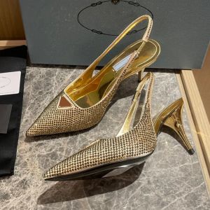 Slingback-Pumps mit Satineinsatz und Strasssteinen, Spiegelleder, spitze Zehenpartie, kegelförmiger Absatz, Stiletto-Absatz, Sandalen für Damen, Luxus-Designerkleid, Abendschuhe, Größen 35–42