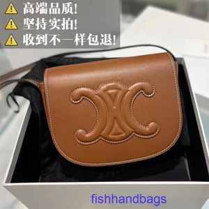 Toptan Üst Orijinal Celins'in Tote Çantaları Online Mağaza Crossbody Çanta Kadınları Yaz 2023 Yeni çok yönlü Arc de Triomphe eyer gerçek logo ile gerçek deri