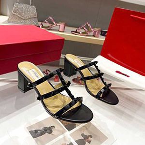 Lüks Tasarımcı Sandal Yaz Sandaletleri Kadın Slayt Ayakkabıları Slipper 2024 Yeni Deri Saplama Sandalları Çıplak Kadın Perçin Kalın Topuklular Çok Çözüm Moda 6cm Yüksek Topuklu 35-42