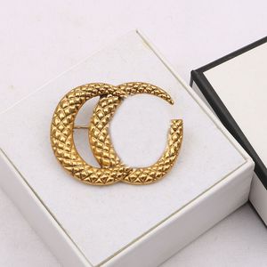 Famous Design Brooches Gold C Brand Luxurys Desinger Brooch Women Heart Rhinestone Pearl Letter Brooches Suit Pin Fashion Jewelry Clothing Decoration Accessories