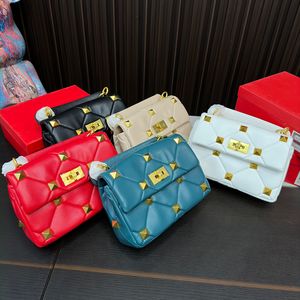 Tasarımcı Kadınlar Perçin Üst Tapı Roman Omuz Çantası Lüks Marka V Quilted Nappa Deri Sapı Flap Crossbody Bags Lady Chain Strap Küçük debriyaj Çanta 24cm