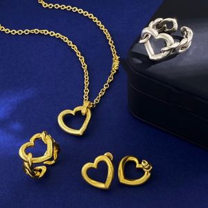 Collana con ciondolo a cuore cavo 3D Cuore di pesca in oro duro Catena clavicolare Orecchini a bottone Coppia orecchino Anello Maglione Catena Accessorio per gioielli MN14