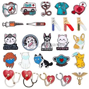 Tubo di ago per spalla in metallo in metallo stetoscopio kit di pronto soccorso gatto infermiera dog dottore animale badge medici badge punk pin gioielli