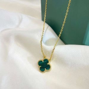 vanty cleefty Gold Four Leaf Grass Ferry 18K Gold Necklace Rose Peacock Green Agate Lucky Pendant Female Clavicle Chain