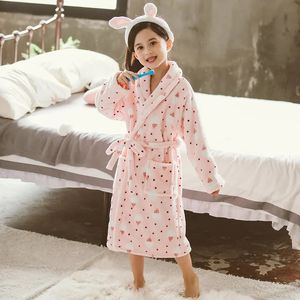 Restas de banho de moda infantil de outono Inverno infantil Bathrobe Kids Cartoon Flannel Bathgrowns Girl Belt Belt Pijamas Szlafrok peignoir 231221