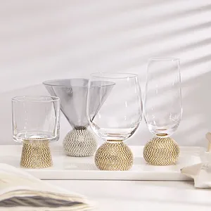 Vinglasbröllop rostande guldkant Champagne flöjter kristall glittrande diamantglas cocktail martini dricka