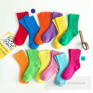 Mode Kinder Süßigkeiten Farbe Socken Mädchen Jungen vertikaler Streifen gestrickt lässigen Socken 2024 Frühlingskinder Baumwolle atmungsaktives Sox Z6211