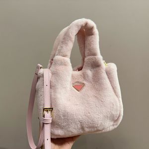 Högkvalitativ modedesignerväska Kvinnor Handväska Triangelskylt Plush Purse Ladies Cosmetic Crossbody Bags Pink Gentle Style Tote Pendder Bag 2023