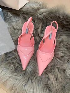 Triangel borstad sandal låg häl kvinnor häl romantiska eleganta lady skor slingback pumpar pointe tå lyxdesigner svart vit rosa patent läder 35-41