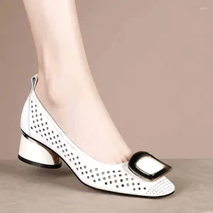 Ubierz buty dla kobiety 2023 Office kwadratowe palce damskie letnie obuwie ze średnimi obcasami normalne skórzane białe sandały w sprzedaży A E