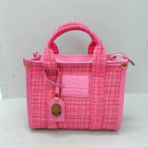 Marca do reino unido 2023 designer de luxo bolsa feminina grande capacidade sacola moda tendência ombro tecido lã praia 231220