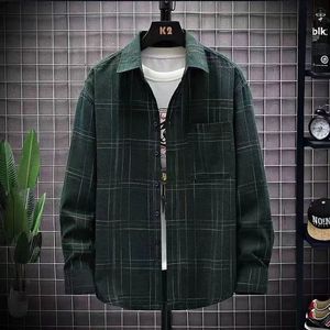 Herbst Middle Young Herren Fashion Casual Cotton Matte Shirt Plaid vielseitiger loser Revershalsknopf Tasche Langarmed Top 231221