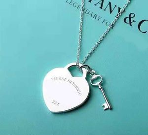 2024 Designer Love Key t Family Necklace Female Di Isn Minority Design Heart-shaped Pendant Clavicle Chain