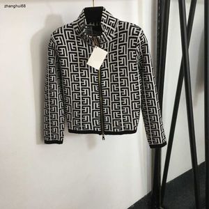 Jaqueta de grife para mulheres roupas de marca para senhoras Autumn moda padrão geométrico padrão stand -up colar de manga longa casaco de zíper 21