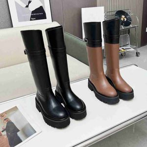 Berömda designerskor Autumn/Winter Knight Boots fashionabla och mångsidiga avancerade hårdvaruhårdvaran Buckle Calfskin Leather Logo Low Heels Chelsea Booties