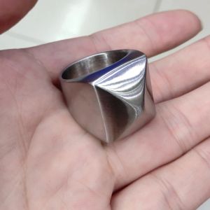 Män geometrisk ring enkel pyramid polerad bandring för män 14k vitt guld mode silver färg ring stora nya manliga ringar