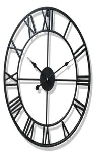 壁の時計レトロヨーロッパスタイルのローマ数字時計金属素材の頑丈で耐久性のある大きな屋外の庭のリビングルーム家の装飾1622751