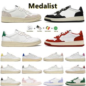 Designer Medaljist Sneakers Shoes Män Kvinnor Action Two-Tone Panda White Black Leather Suede Fuchsia Gold Green Red Pink Yellow Low USA Outdoor Trainers 35-44