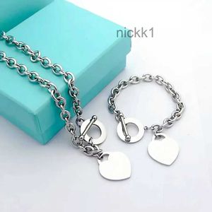 Ny OT -knapp Love Charm Armband Halsband Set Classic T Letter Designer Par Fashion Men and Women Jewelry Gift YP35