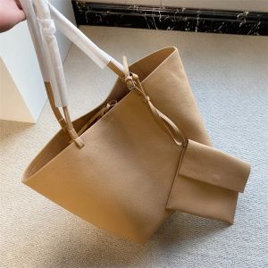 Row Luxurys Bayan Deri Tote Çanta Tasarımcısı Under Emblet Bag Çanta ve Çanta Moda Erkekler Crossbody Debriyaj Seyahat Haftası Müşterisi İş Ana Omuz Çantaları