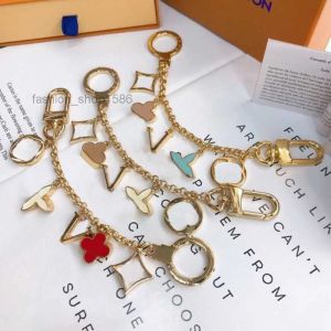 Designer Tie Luxury KeyChain Fashion Classic Brand Key Buckle Flower Letter Key Chain Handgjorda guldnyckelringar Menskvinnor Väska hänge