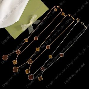 E1yp Pendant Necklaces 4four Necklace Fashion Luxury Black and White Six Flower Shell Clover Women Vans Cleef High Quality 18k Gold D