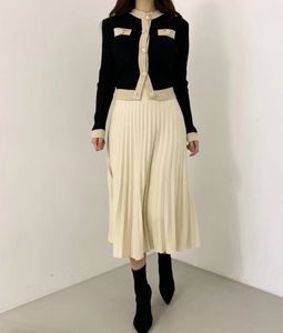 2024 Spring Korean Sticked O-Neck Two Piece Set Women Långärmad knapp Pullover + Elastisk midja Midi Pleated Kjoldräkter