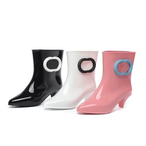 Ünlü tasarımcı ayakkabıları kauçuk yağmur botları sivri uçlu botlar kadınlar kauçuk ayak bileği botları şeker renk su geçirmez düşük topuklu üst moda botları ayakkabı boyutu 35-40