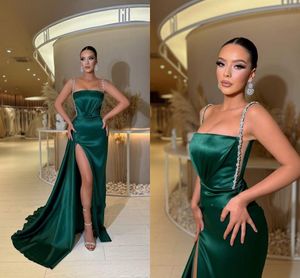 Nya mörkgröna spaghettirems prom klänningar pärlor paljetter klänning med hög lår slits satin formella aftonklänningar