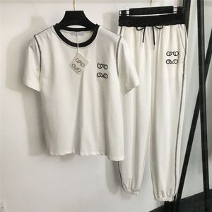 女性のためのトラックスーツスウェットパンツTシャツデザイナーティートップスドローストリングパンツスポーツウェア