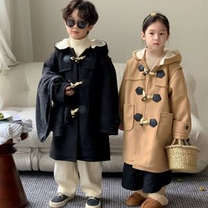 2023 зимние детские пальто с флисовой подкладкой, длинные стильные пальто с капюшоном для мальчиков, утепленные теплые тренчи на пуговицах для девочек, 231221