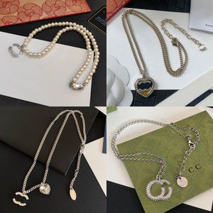 Högkvalitativ designer halsband varumärke brevhängen kvinnor 18k guldpläterad silver koppar hjärthänge pärlkedja kristall halsband mode smycken gåva