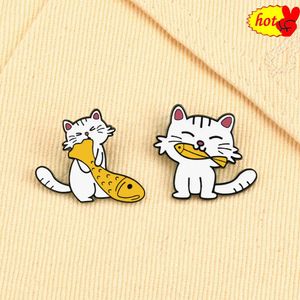 Kleine weiße Katze isst Fisch Emaille Pins Cartoon Tier Broschen Frauen Männer Jeans Mantel Revers Pin Abzeichen Zubehör Schmuck Freund