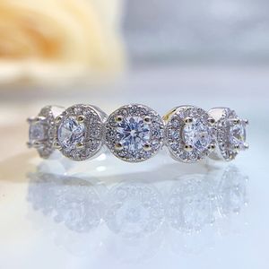 Choucong ręcznie robione obrączki luksusowe biżuteria prosta 100% 925 STREBLING SREBRNY COUND CUT SAPPHIRE White Moissanite Diamond Kliszki Kobiety Zespół Pierścień Pierścień