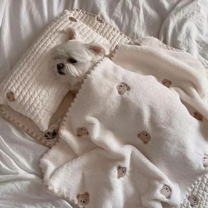 Ins Embroidery Bearかわいい犬小屋のベッドスクエアマットレス取り外し可能な猫のごみ収集と冬のペット枕暖かい毛布犬の供給231220