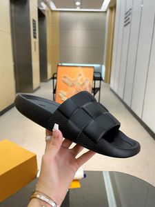 Sandaler berömda designer kvinnor och mans platt och avslappnad botten lätt sandal inomhus och utomhusaktiviteter skumlöpare modedesigner skor