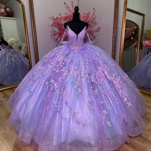 Лавандовые платья Quinceanera с открытыми плечами Бальное платье без рукавов с цветочными аппликациями Кружева с цветами ручной работы и бусинами Sweet 15 Party Wear