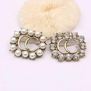 Designer Brand Double Letter Brooches Luxury Women Geometry Jewelry Brooch 2Style Crystal Pearl Pin Men Marry Wedding Party Blouse Suit Button Cloth accessories