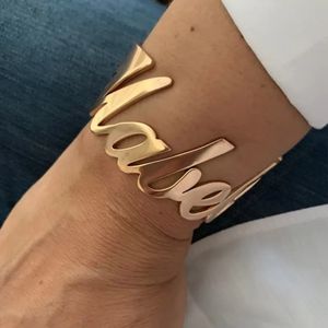 Pulseiras grandes com nome personalizado, pulseira de aço inoxidável, joias para casal, presente personalizado, braceletes de punho dourado 231220
